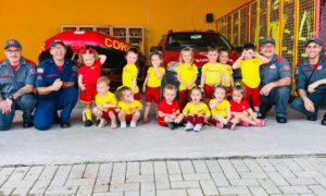 Alunos do Centro Educacional Davi visitam quartel do Corpo de Bombeiros