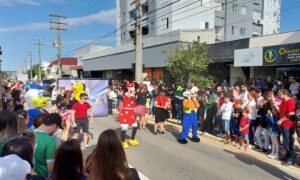 FJF dá show de criatividade no desfile de carros alegóricos