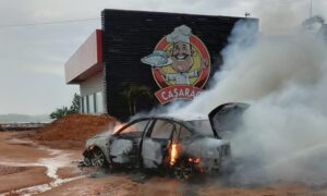 Bombeiros de Morro da Fumaça combatem incêndio em veículo