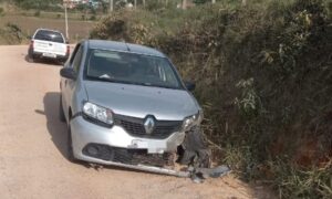 Carro colide em barranco no Distrito de Estação Cocal