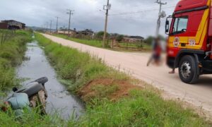 Veículo cai em córrego após saída de pista no Picadão Paladini