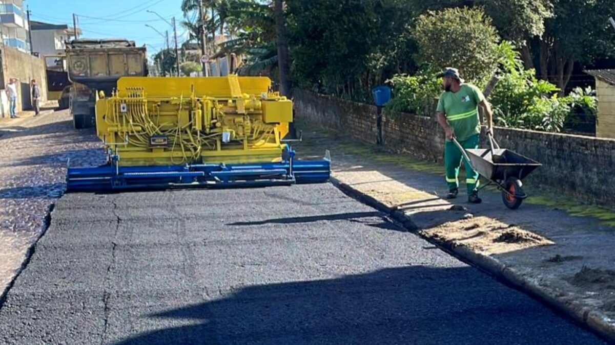 Pavimentação asfáltica das ruas Lavino L. Bittencourt e Vitório Pellegrin começa a ser executada