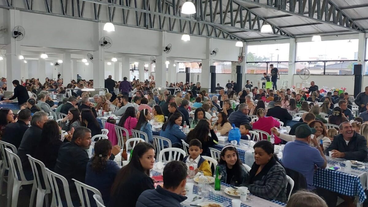 Festeiros comemoram sucesso do almoço típico italiano da Maggiofest