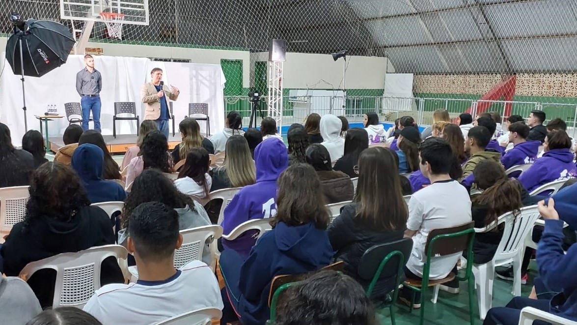 Presidente do Observatório Social do Brasil palestra para alunos da Escola Princesa Isabel