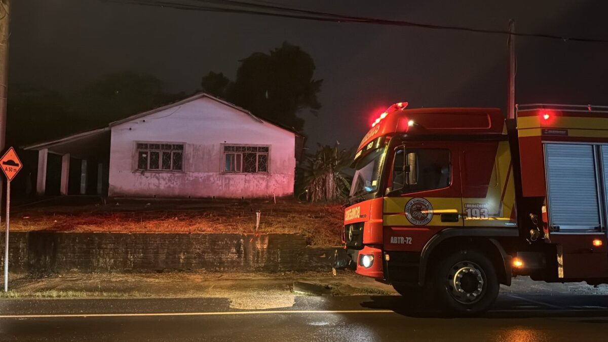 Corpo de Bombeiros combate incêndio em residência na Rua José Cechinel