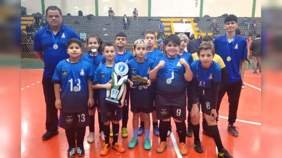 Futsal de Morro da Fumaça brilha em quadra e fica com as taças do Festival de Escolinhas de Cocal do Sul