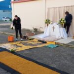 Voluntários confeccionam tapetes para o Corpus Christi em Morro da Fumaça (Fotos)