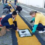 Voluntários confeccionam tapetes para o Corpus Christi em Morro da Fumaça (Fotos)