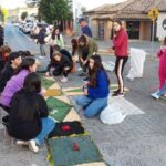 Voluntários confeccionam tapetes para o Corpus Christi em Morro da Fumaça (Fotos)