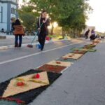 Voluntários confeccionam tapetes para o Corpus Christi em Morro da Fumaça (Fotos)