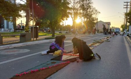 Voluntários confeccionam tapetes para o Corpus Christi em Morro da Fumaça (Fotos)