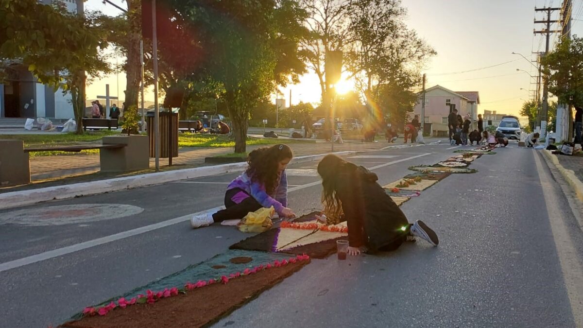 Voluntários confeccionam tapetes para o Corpus Christi em Morro da Fumaça (Fotos)