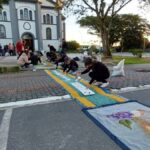 Voluntários confeccionam tapetes para o Corpus Christi em Morro da Fumaça (Fotos)