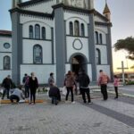 Voluntários confeccionam tapetes para o Corpus Christi em Morro da Fumaça (Fotos)