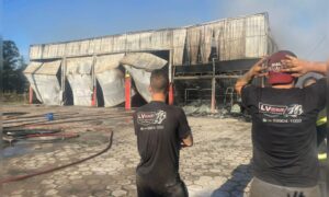 Auto Center fica destruído por incêndio no Bairro Jussara