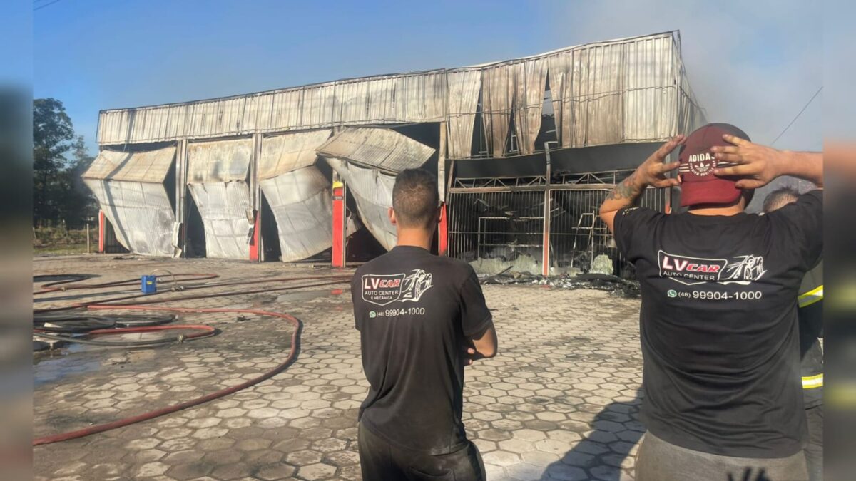 Auto Center fica destruído por incêndio no Bairro Jussara