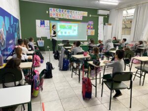 Alunos do Colégio Interação aprendem como as notícias são produzidas