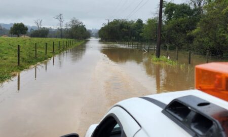 Rodovia Fortunato Salvan interrompida por causa da chuva
