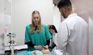 Acadêmicos de Medicina da Unesc enfrentam desafios reais em simulações de atendimento clínico