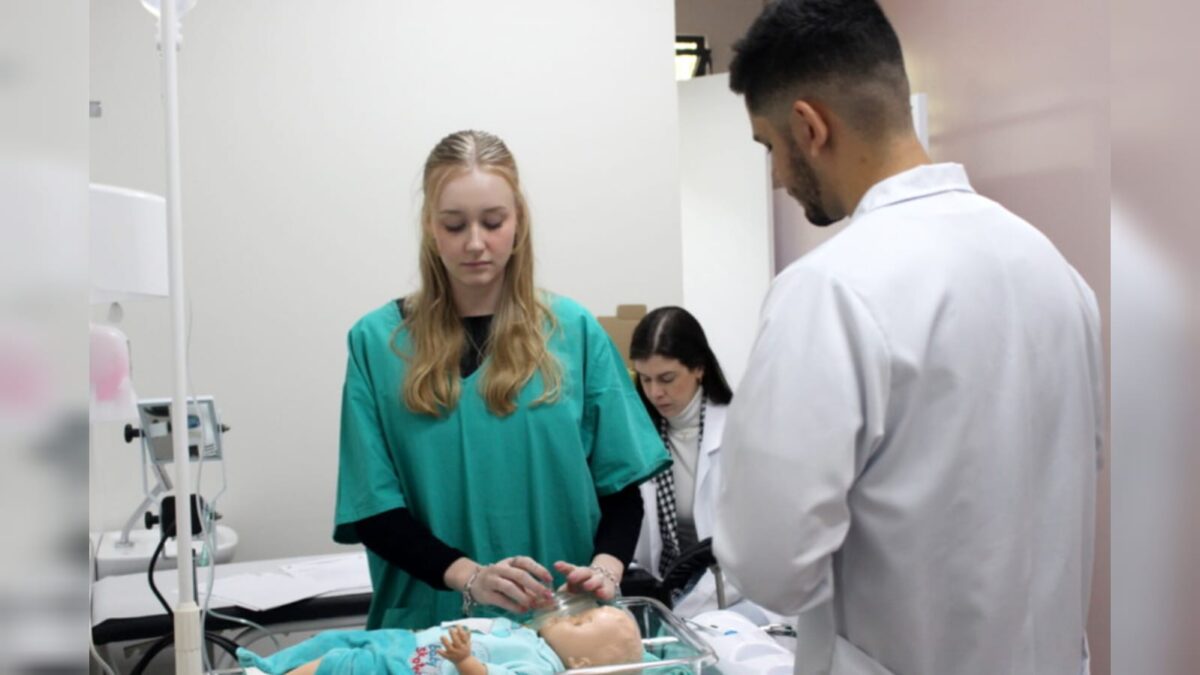 Acadêmicos de Medicina da Unesc enfrentam desafios reais em simulações de atendimento clínico