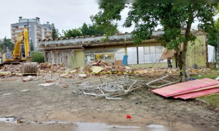 Estrutura da rodoviária municipal começa a ser demolida