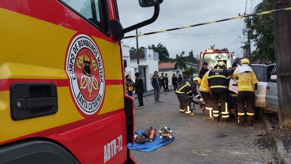 Bombeiros e Samu retiram motorista que ficou preso às ferragens em acidente