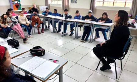 Alunos da Escola Zuleima Búrigo Guglielmi entrevistam a jornalista Gabriela Recco