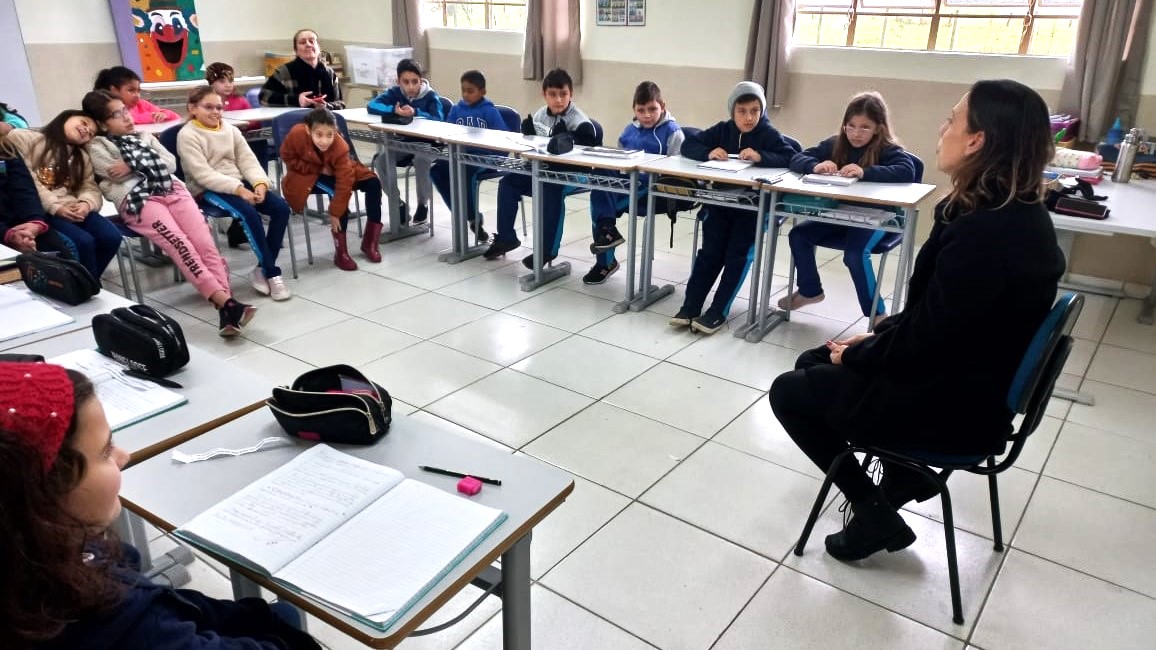 Alunos da Escola Zuleima Búrigo Guglielmi entrevistam a jornalista Gabriela Recco