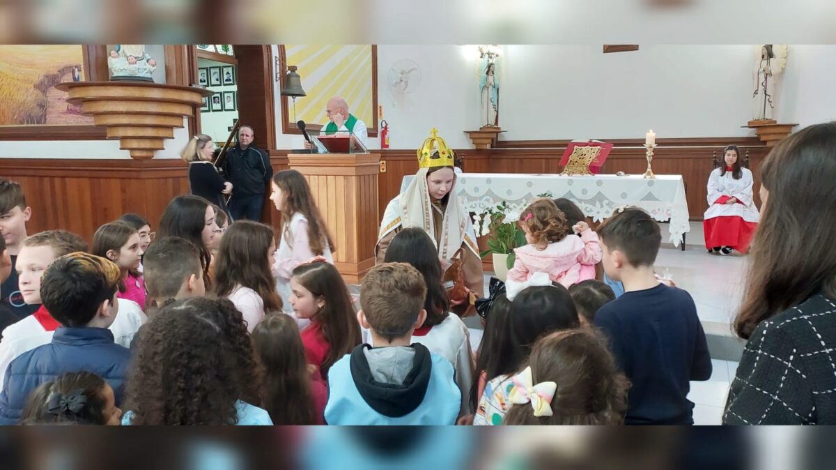 Missa com as crianças em homenagem à Nossa Senhora do Carmo