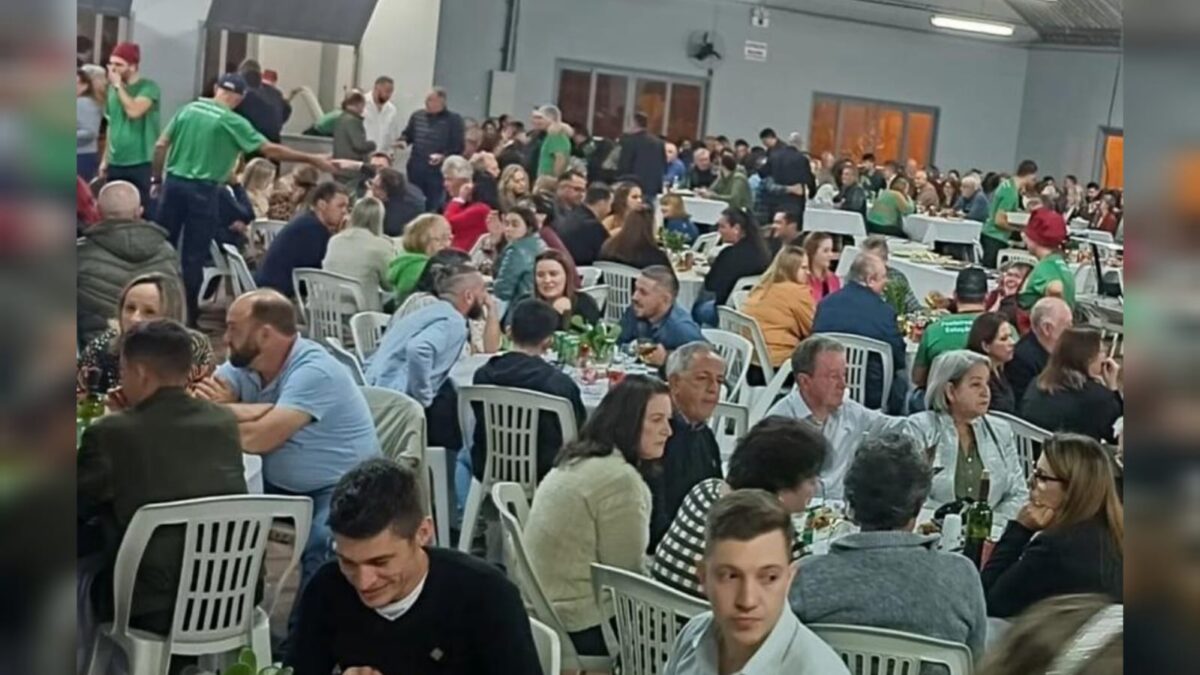 Festeiros comemoram sucesso de jantar dançante da Paróquia Santa Catarina de Alexandria