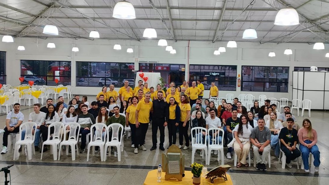 Casais participam de “Encontro de Namorados”