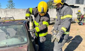 Bombeiros realizam treinamento de Resgate Veicular