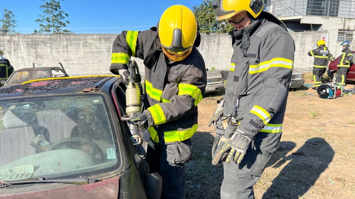 Bombeiros realizam treinamento de Resgate Veicular