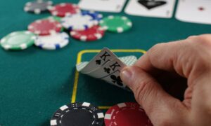 Dicas de torneios semanais de poker para lucrar no jogo