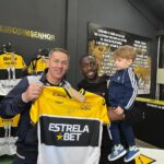 Atacante Éder deixa camisa autografada para rifa do Master do Rui Barbosa