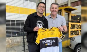 Atacante Éder deixa camisa autografada para rifa do Master do Rui Barbosa