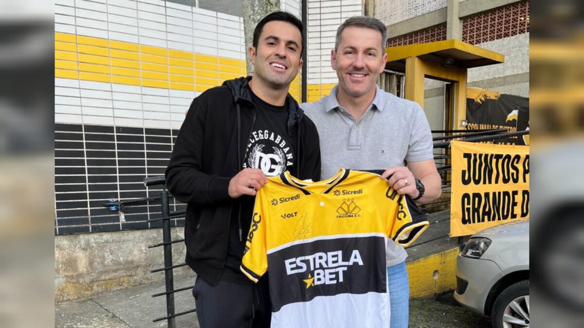 Atacante Éder deixa camisa autografada para rifa do Master do Rui Barbosa