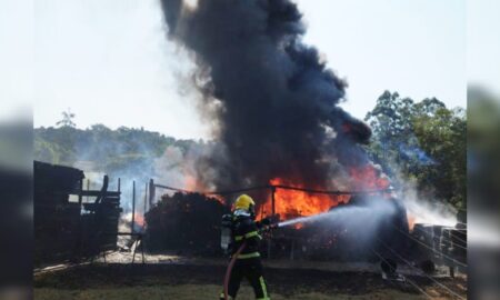 Incêndio atinge barreira de pneus no Clube de Caça e Tiro