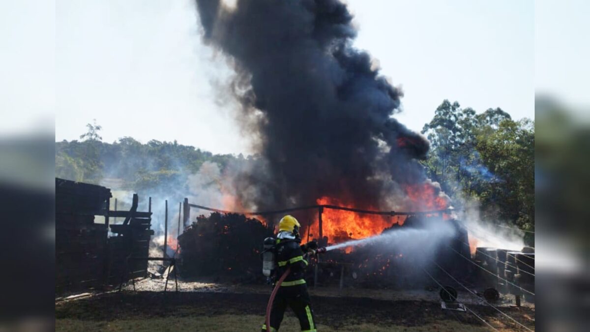 Incêndio atinge barreira de pneus no Clube de Caça e Tiro