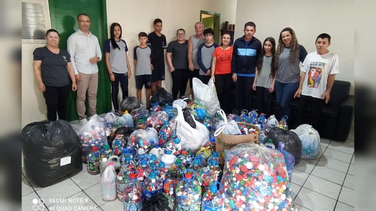 Escola Vitório Búrigo arrecada 242 quilos de tampinhas plásticas para a Apae