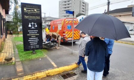 Colisão entre carro e moto no Centro deixa jovem ferido