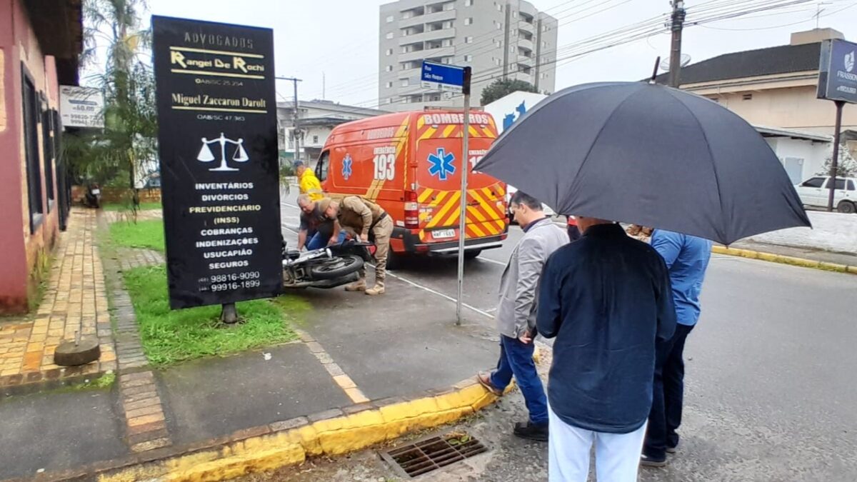 Colisão entre carro e moto no Centro deixa jovem ferido