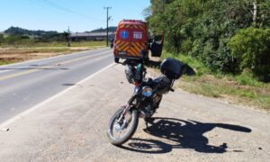 Bombeiros de Morro da Fumaça socorrem motociclista que colidiu com caminhão