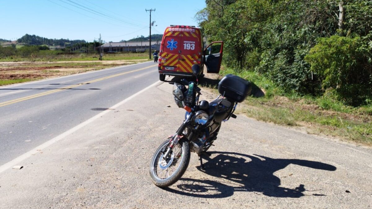 Bombeiros de Morro da Fumaça socorrem motociclista que colidiu com caminhão