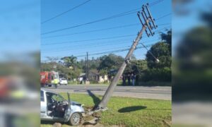 Cermoful trabalha em substituição de poste após acidente de trânsito