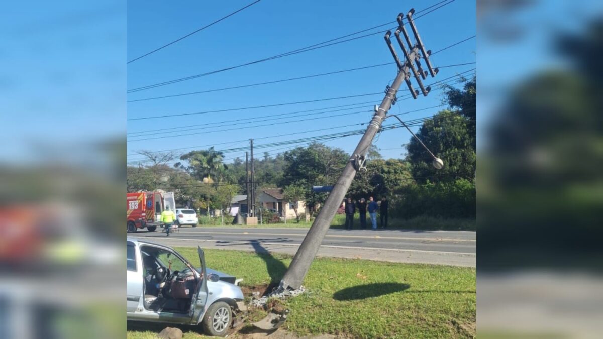 Cermoful trabalha em substituição de poste após acidente de trânsito