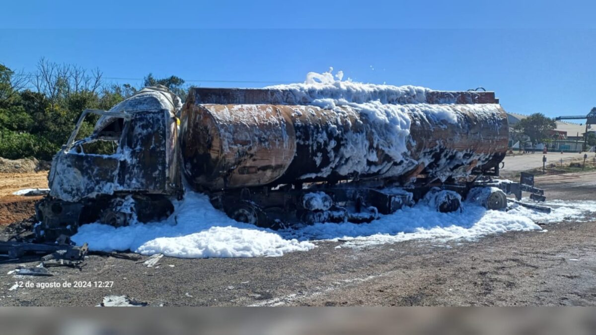 Caminhão que pegou fogo na BR-101 transportava combustível para Morro da Fumaça