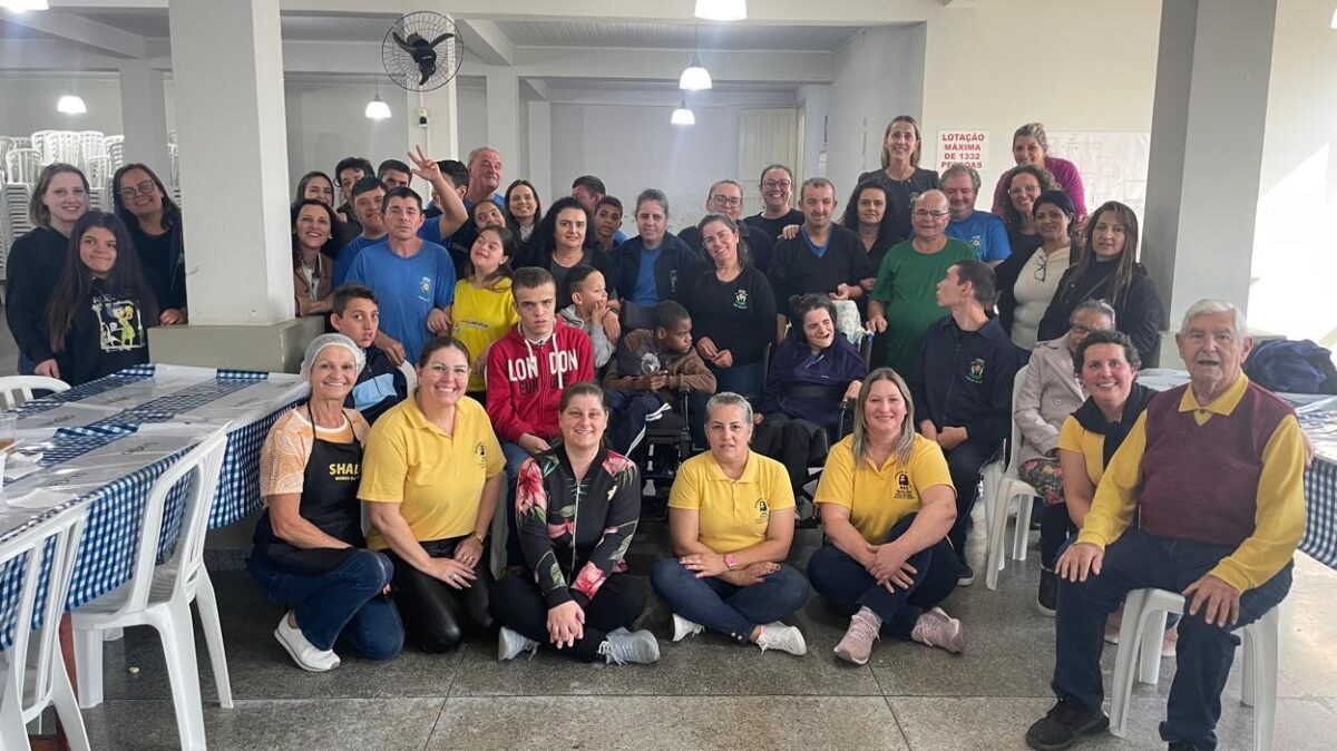 Alunos da Apae participam de café na Festa de São Roque