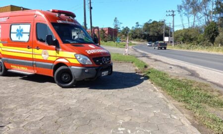 Bombeiros de Morro da Fumaça socorrem mulher que caiu de escada