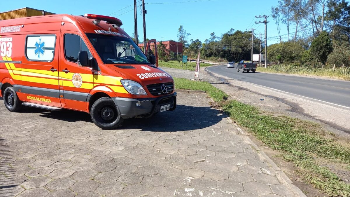 Bombeiros de Morro da Fumaça socorrem mulher que caiu de escada